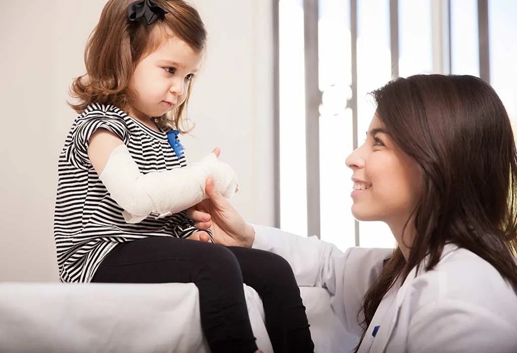 Wie man sich um Kinder mit Gips kümmert 