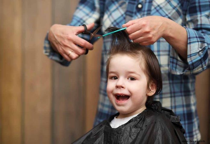 Wie man Kleinkinder und Kinder zu Hause Haare schneidet 
