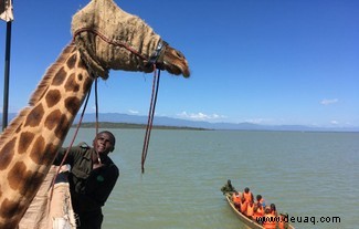 In Bildern:Der Moment, in dem kenianische Naturschützer eine gestrandete Giraffe per Boot retteten 