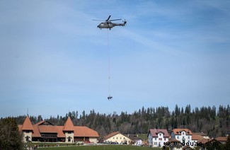 Fohlen stürmen herein, wo Engel Angst haben zu treten:Schweizer Militär-Testhubschrauber-Pferdeevakuierungsverfahren 