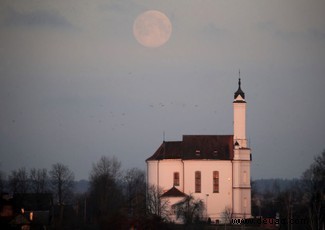 In Bildern:Der Super Pink Moon 2020 erleuchtet den Aprilhimmel 