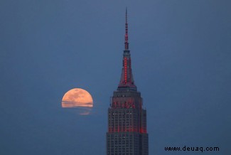 In Bildern:Der Super Pink Moon 2020 erleuchtet den Aprilhimmel 