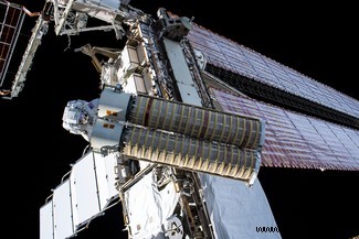 Astronauten installieren während eines epischen sechsstündigen Weltraumspaziergangs eine neue Solarstromanlage auf der ISS 