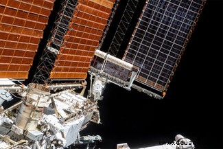 Astronauten installieren während eines epischen sechsstündigen Weltraumspaziergangs eine neue Solarstromanlage auf der ISS 