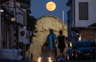 Strawberry Supermoon:Vollmondfotos aus der ganzen Welt 