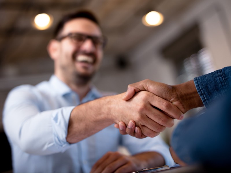 Arten von Handshakes und was sie bedeuten 