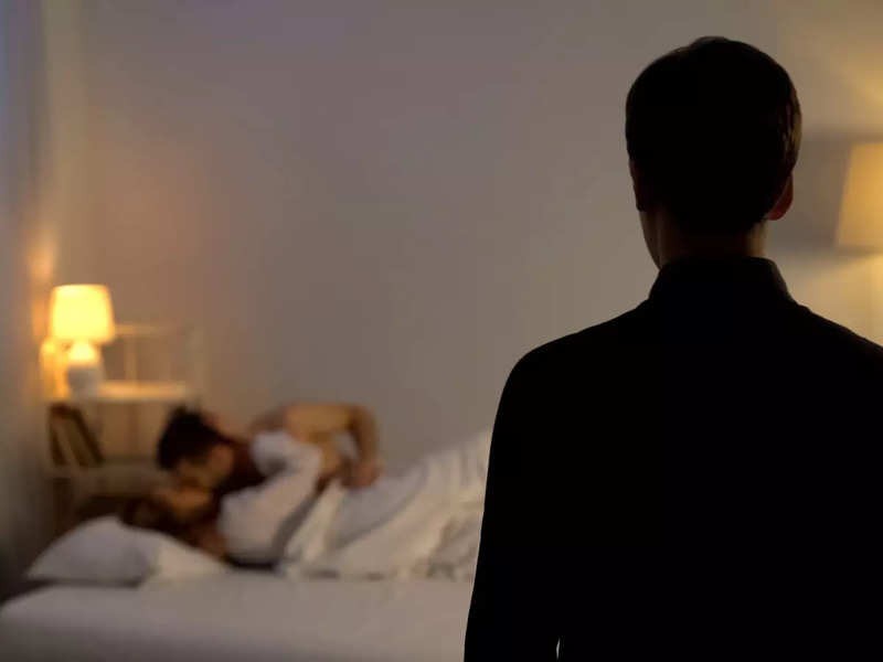 Love Capsule:Ich ging in mein Schlafzimmer und fand meine Frau mit einem Mann rummachen 
