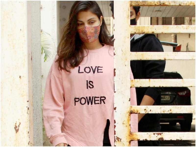 Rhea Chakraborty und andere Bollywood-Stars mit T-Shirt-Botschaften 