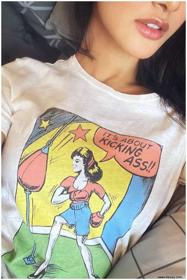 Rhea Chakraborty und andere Bollywood-Stars mit T-Shirt-Botschaften 