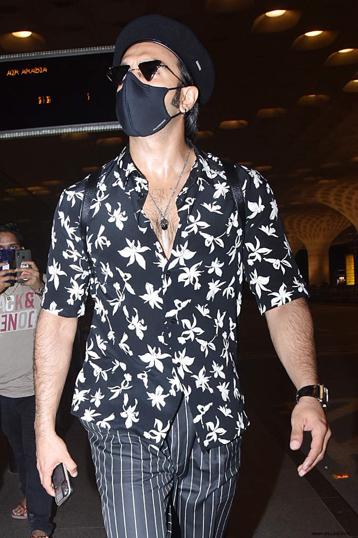 Ranveer Singh stylt sein geblümtes Hemd mit gestreiften Hosen und gibt Style-Lektionen zum Thema Sommerkleidung 