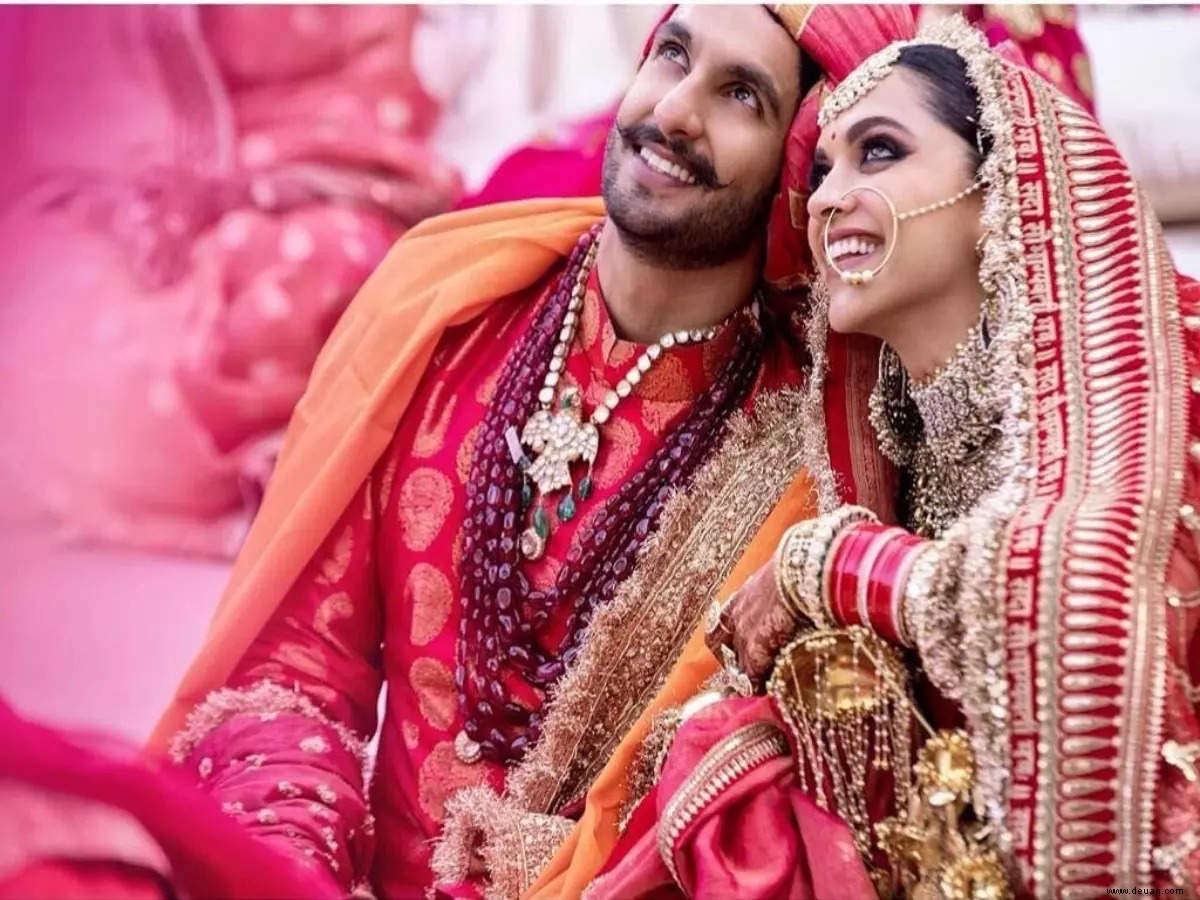 Bräute tragen Liebesbotschaften auf ihrer Hochzeitsaussteuer 