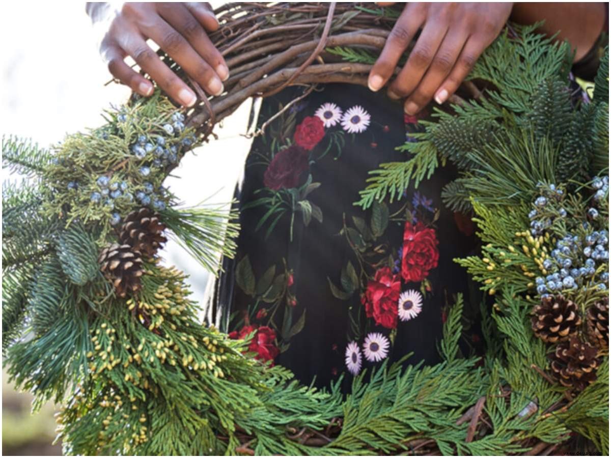 Verwandeln Sie trockene Blumen in einen Weihnachtskranz 