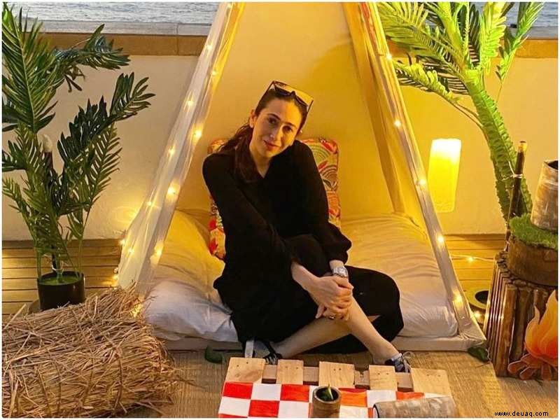 Karisma Kapoor entspannt sich in einem Tipi. Willst du einen bei dir zu Hause? 