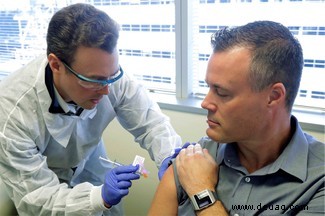 Coronavirus-Impfstoff:Erste Freiwillige erhalten in den USA eine Testdosis 