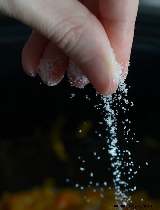 Coronavirus:Einfache Salzwasserlösung „könnte helfen, Symptome zu lindern“ 