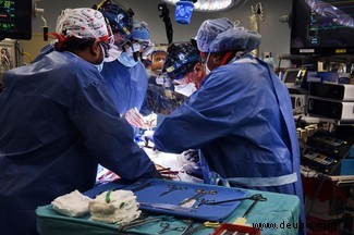 Eine bahnbrechende Operation hat einen unheilbaren Patienten mit einem genetisch veränderten Schweineherz gerettet 
