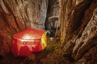 Gefrorene Seen und unterirdische Wasserfälle:Im tiefen Höhlensystem von Dark Star 