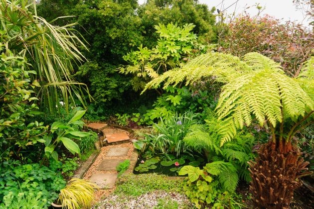 Acht clevere Tricks, um einen kleinen Garten größer wirken zu lassen – und super stylisch 