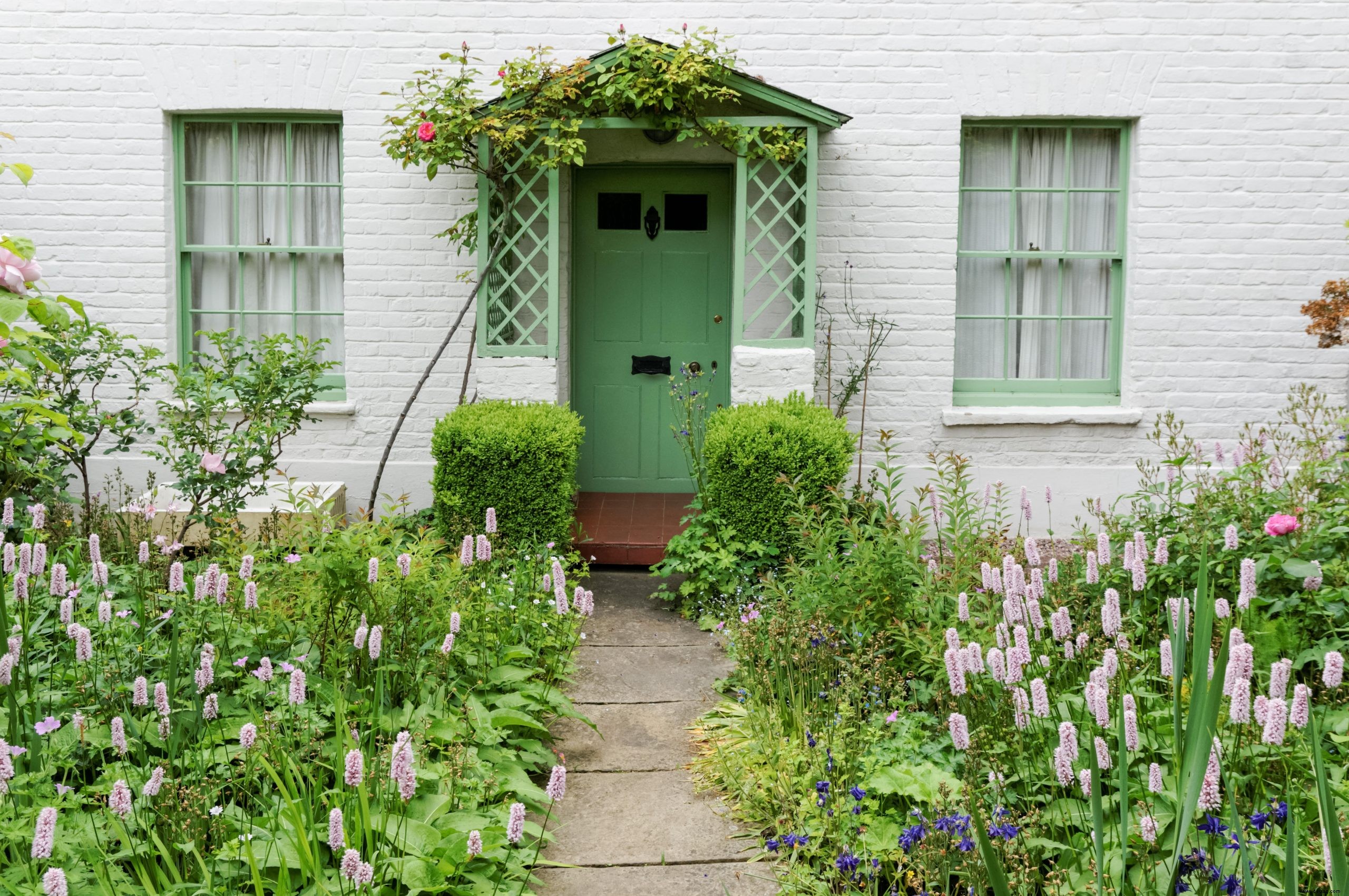 So steigern Sie die Attraktivität Ihres Hauses mit einem gepflegten Vorgarten 