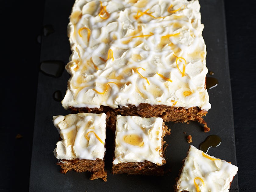 Gewürzter Karottenkuchen und Ahornsirup-Nieselregen 