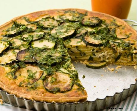 Zucchini-Tarte mit frischer Tomatensauce 