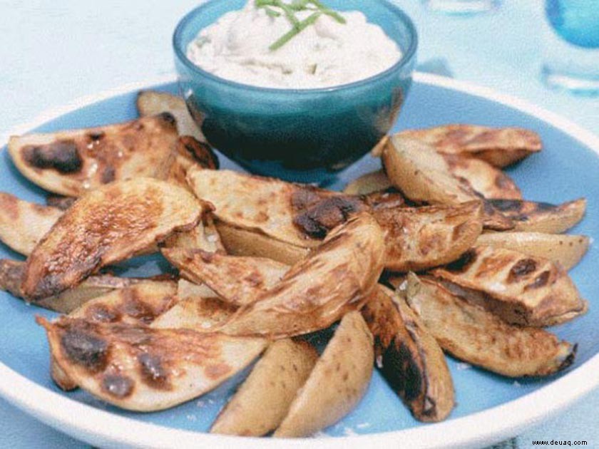Stückige Kartoffelchips mit Roquefort-Dip 