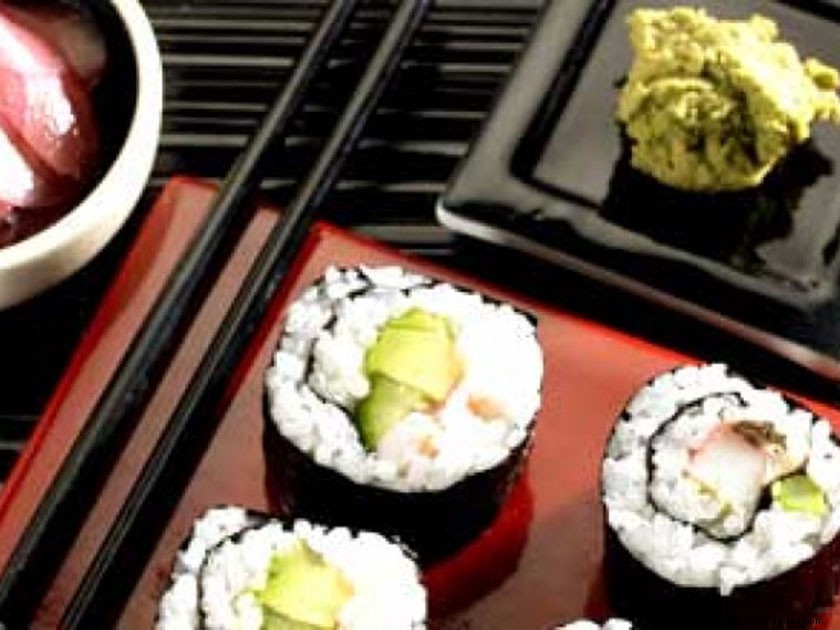 Avocado- und Garnelen-Sushi-Rollen 