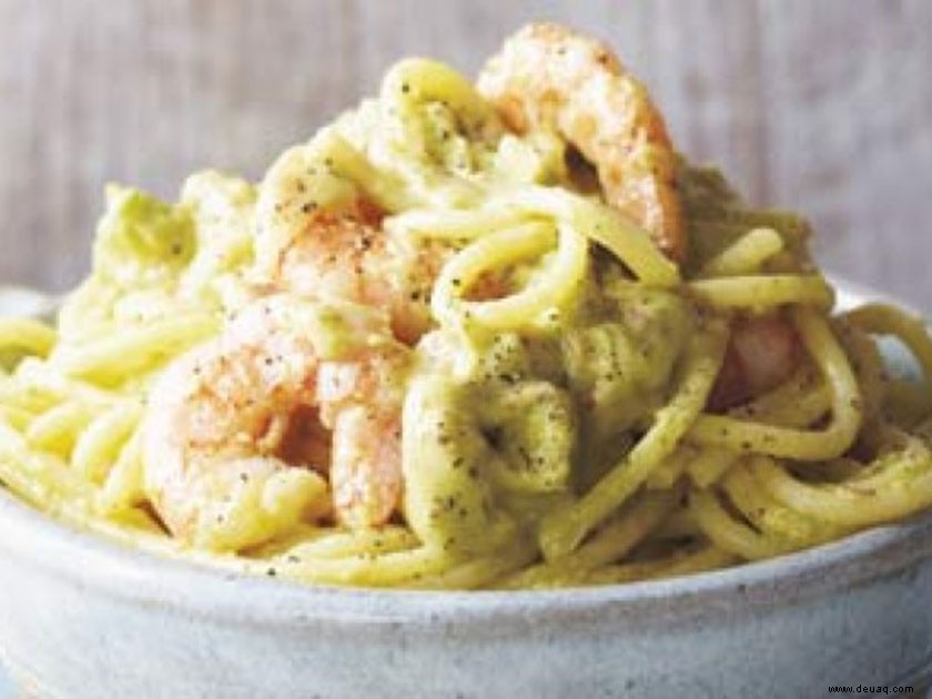 Spaghetti mit Guacamole und Garnelen 