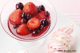 Pochierte Beeren mit Rosenstrudeln 