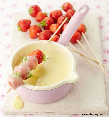 Weißes Schokoladenfondue mit Erdbeerspießen 