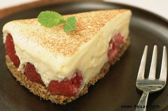 Käsekuchen mit weißer Schokolade und Himbeeren 