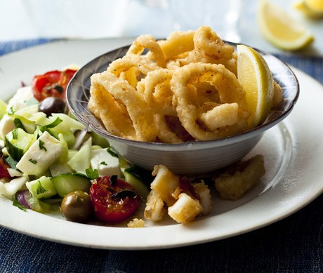 Frittierter Tintenfisch mit griechischem Salat 