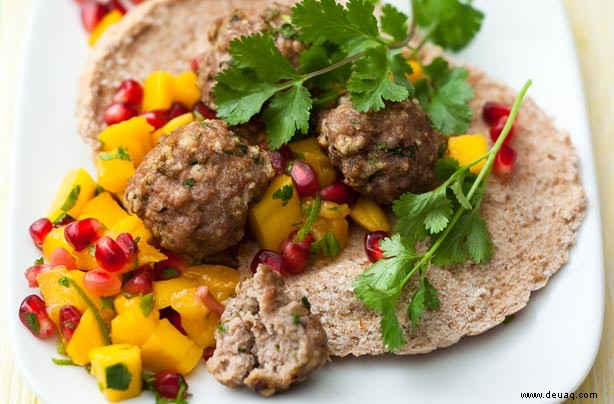 Schweinefleisch Pittas mit Mango und Granatapfel-Salsa 