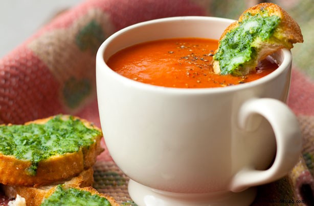 Paprika-Tomaten-Suppe mit Pesto-Croutes 