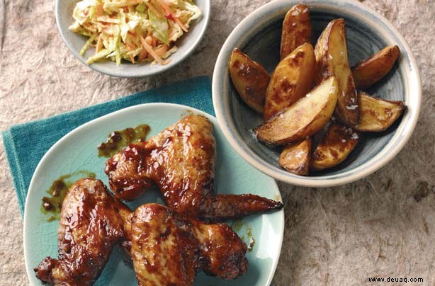 Chicken Wings, Wedges und Krautsalat 