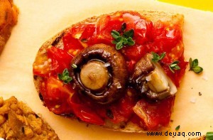 Italienischer Toastaufsatz mit Pilzen und Tomaten 