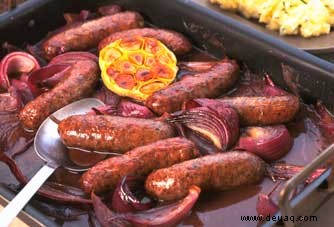 Wildbratwürste mit geröstetem Knoblauch, Kartoffeln und Pastinakenpüree 