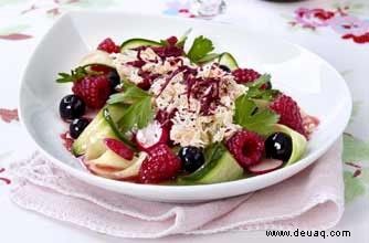 Beeren-, Krabben- und Gurkenbandsalat 