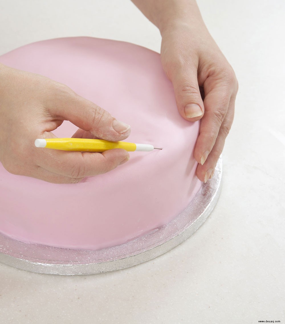 Eine Hochzeitstorte backen und dekorieren – Schritt-für-Schritt-Anleitung 