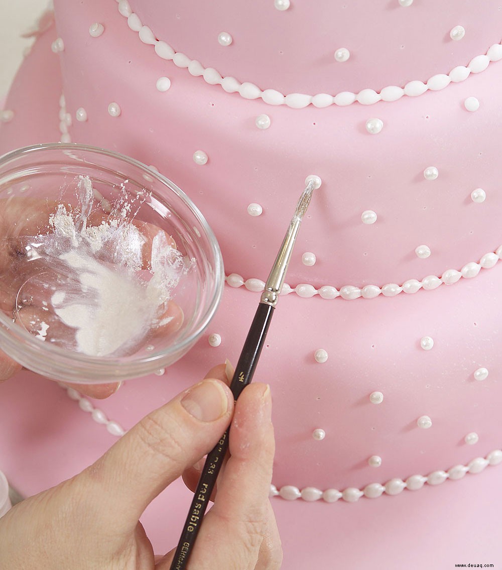 Eine Hochzeitstorte backen und dekorieren – Schritt-für-Schritt-Anleitung 