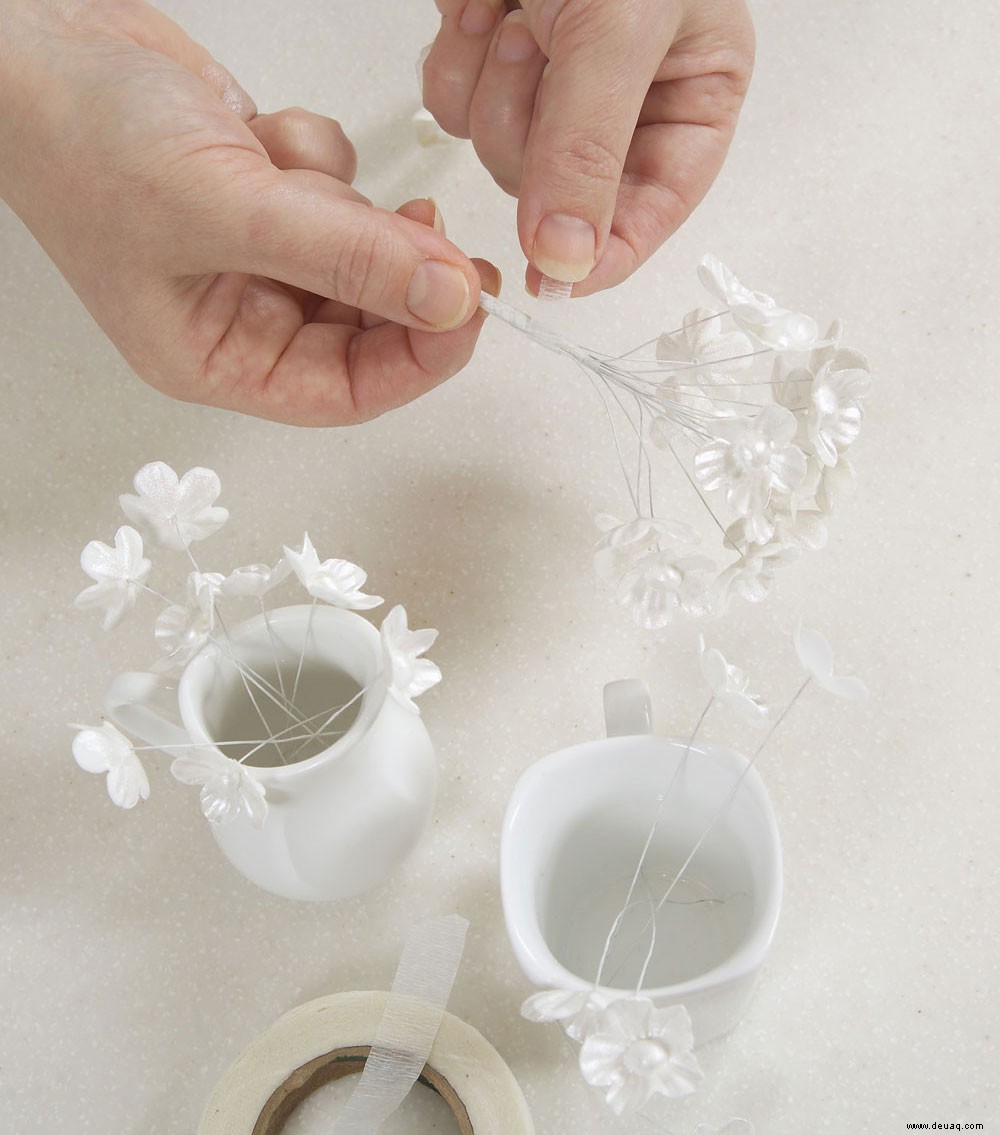 Wie man Zuckergussblumen für eine Hochzeitstorte macht 