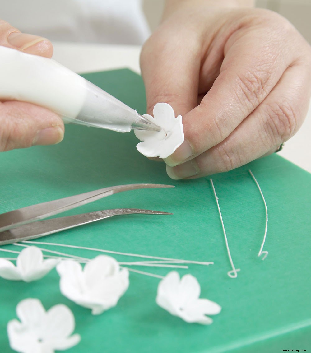 Wie man Zuckergussblumen für eine Hochzeitstorte macht 