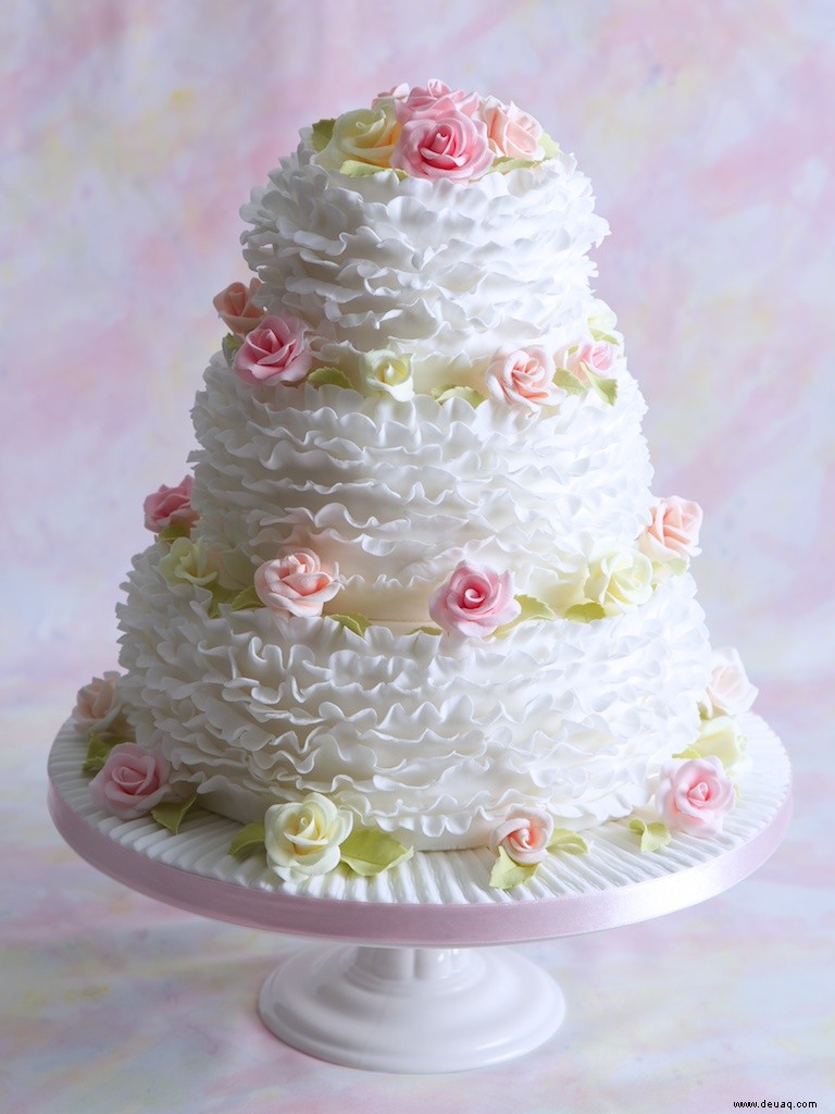 Wie man eine Hochzeitstorte macht – mit Rezepten für verschiedene Formengrößen 