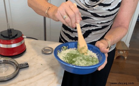 Frische Pesto-Vorspeise mit Tomaten- und Mozzarella-Scheiben 