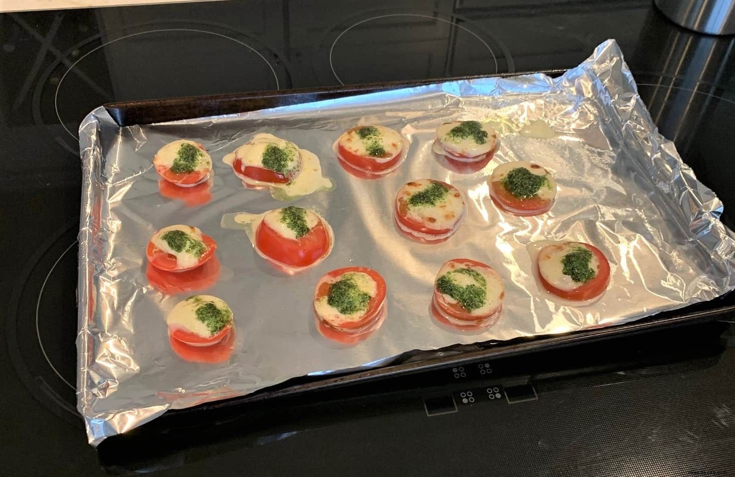 Frische Pesto-Vorspeise mit Tomaten- und Mozzarella-Scheiben 