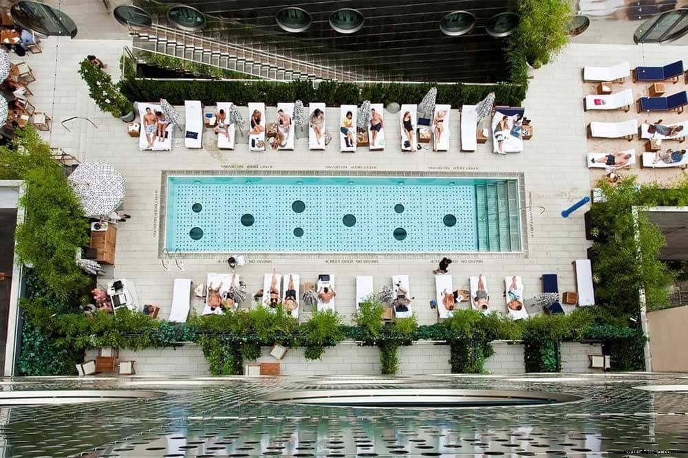 Tauchen Sie ein in den Sommer:5 NYC Hotels mit Swimmingpools 