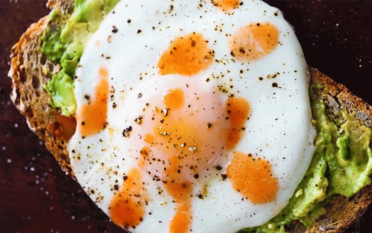 Avocado-Toast mit Sunny-Side-Ei 