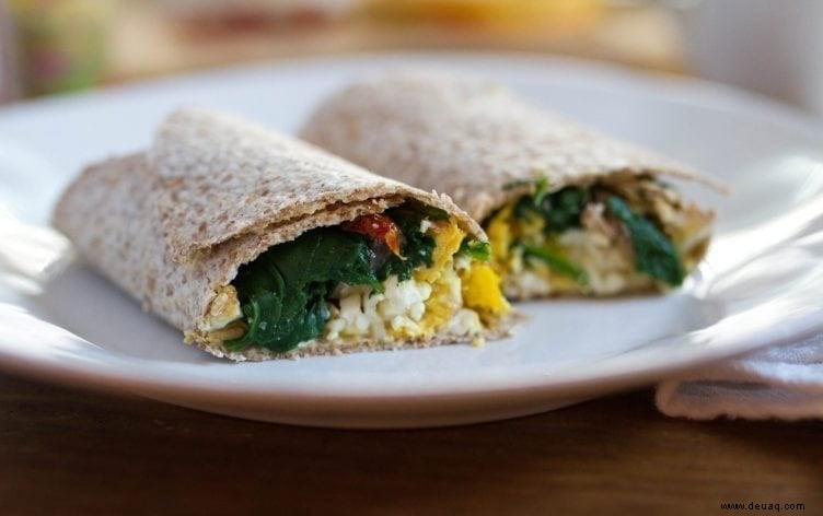 Frühstückswrap mit Ei und Hummus 