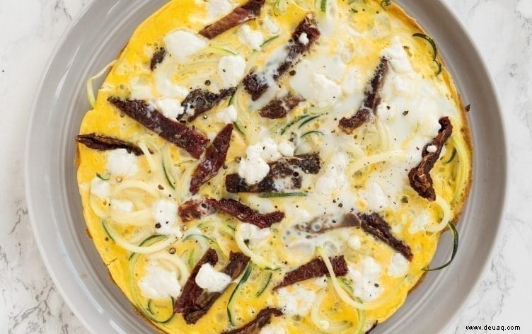 Zucchini-Nudel-Frittata mit Ziegenkäse und sonnengetrockneten Tomaten 