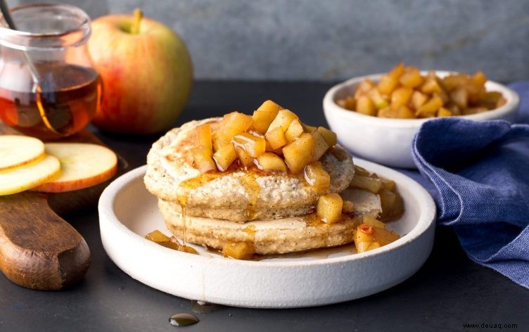 Glutenfreie Blender Pancakes mit Ahorn-Apfel-Kompott 